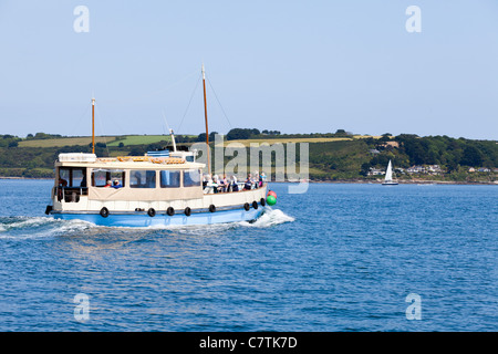 Le ferry de St Mawes 'May Queen' entre Falmouth et St Mawes, en Cornouailles, au Royaume-Uni - ici, traversant les routes de Carrick et approchant de St Mawes Banque D'Images