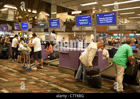 Passagers à l'arrivée de British Airways et bag drop, l'aéroport de Changi à Singapour Banque D'Images