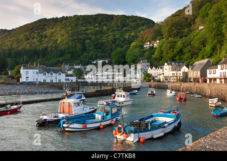 Lynmouth Port et bateaux, Parc National d'Exmoor, Somerset, Angleterre. Banque D'Images