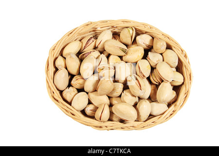 Panier de pistaches dans leur coquille isolated on white Banque D'Images