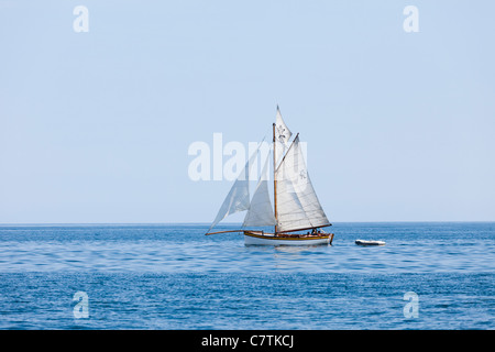 Une huître Falmouth Boat dans les eaux calmes de la baie de Falmouth, Cornwall Banque D'Images