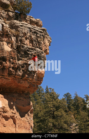 Male rock climber d'escalade sur une falaise de calcaire à la fosse, le nord de l'Arizona Banque D'Images