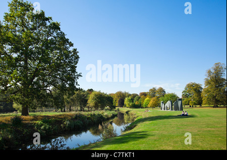 Vue sur le lac du parc inférieur avec Anthony Caro, la sculpture 'promenade' dans la distance, Yorkshire Sculpture Park, Wakefield, Royaume-Uni Banque D'Images