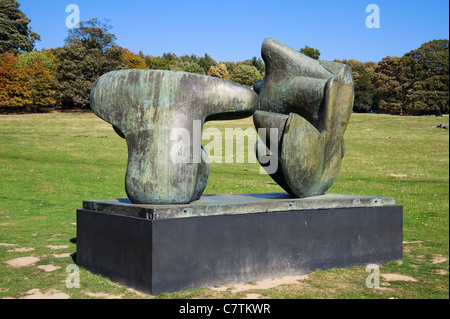 Henry Moore's 'deux morceau Figure inclinables : Points' dans le Yorkshire Sculpture Park, Wakefield, West Yorkshire, England, UK Banque D'Images