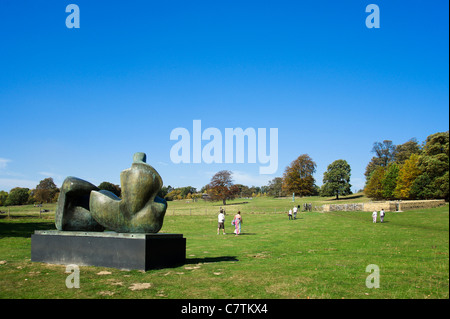 Henry Moore's 'deux morceau Figure inclinables : Points' dans le Yorkshire Sculpture Park, Wakefield, West Yorkshire, England, UK Banque D'Images