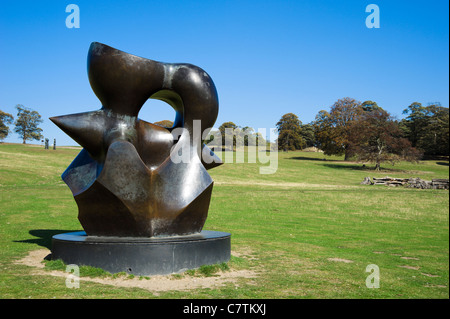 Grand morceau de fusée par Henry Moore, Yorkshire Sculpture Park, Wakefield, West Yorkshire, England, UK Banque D'Images