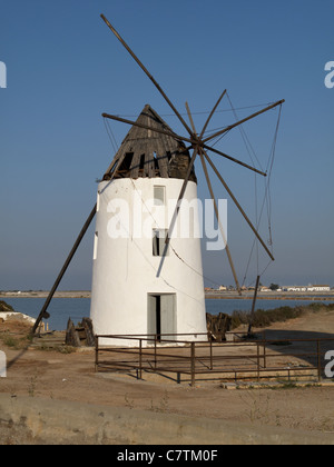 Moulin à vent pour pompe à eau ancienne qui a été utilisé pour vidanger les marais marais salant en Lo Pagan, Mar Menor, Espagne Banque D'Images