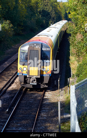 SWT class 444 train électrique sur la South Western mainline (London-Bournemouth) juste au sud de Winchester, Hampshire, Angleterre. Banque D'Images