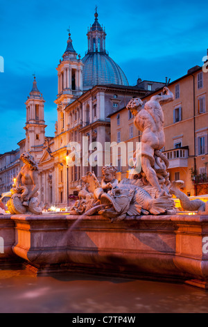 Twilight in Piazza Navona avec la Fontaine de Neptune et chiesa di Sant'Agnese, au-delà de Rome Lazio Italie Banque D'Images