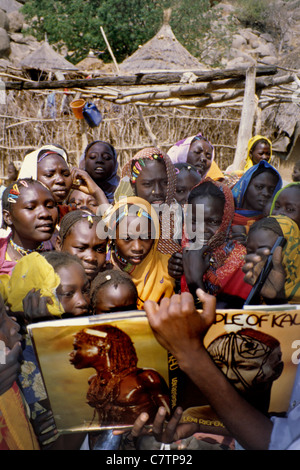 L'Afrique, Soudan, Nubie, jeunes femmes en village à la recherche de livre Banque D'Images