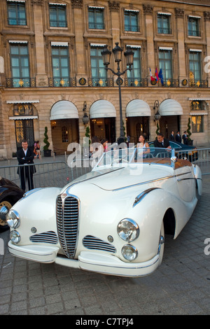 Paris, France, voitures anciennes, Delahaye, sur présentation, Place Vendôme, en face de l'hôtel Ritz, luxe, extérieur, personnes Banque D'Images