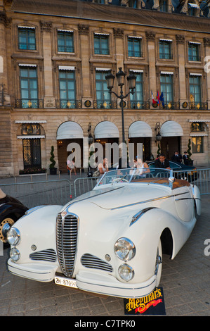 Paris, France, voiture ancienne, Delahaye, sur la place Vendôme, En face du Ritz Hotel. L'extérieur de l'hôtel est vieux et cher Banque D'Images