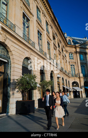 Paris, France, couple asiatique Shopping, femmes chinoises marchant, sur High Street, place Vendôme, Banque D'Images