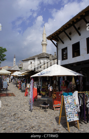 Stands du marché au bazar à Mostar, Minaret et clocher de l'église la Bosnie Herzégovine Banque D'Images