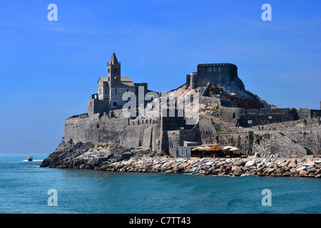 L'église San Pietro, l'entrée au golfe de La Spezia, Portovenere, ligurie, italie Banque D'Images