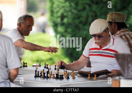 De vieux hommes jouant aux échecs dans un parc public à Brasov (Roumanie) Banque D'Images