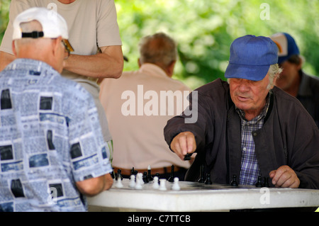 De vieux hommes jouant aux échecs dans un parc public à Brasov (Roumanie) Banque D'Images