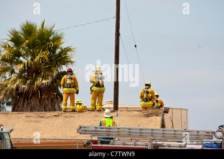 Le comté de Ventura en Californie la formation des pompiers en toute sécurité pour combattre un incendie dans une habitation de plain pied. Banque D'Images