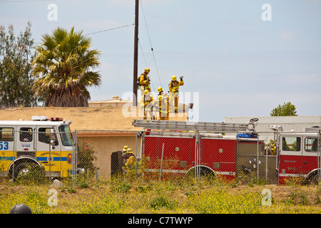 Le comté de Ventura en Californie la formation des pompiers en toute sécurité pour combattre un incendie dans une habitation de plain pied. Banque D'Images