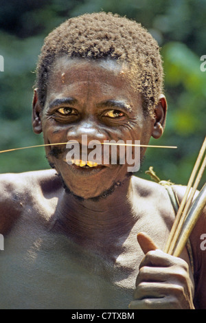 L'Afrique, Zaïre. L'homme pygmée Banque D'Images