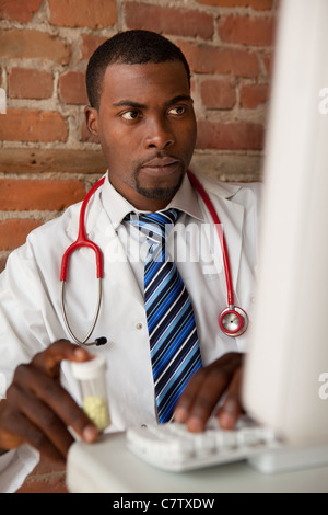 Pharmacien faire remplir une ordonnance Banque D'Images