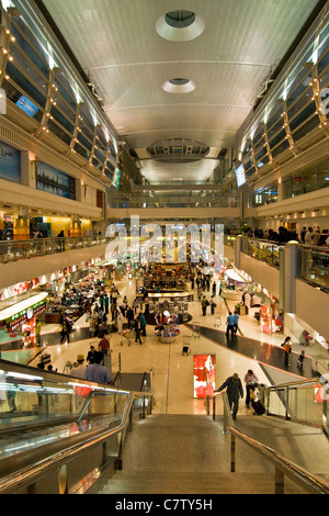 Dans la zone Duty Free de l'Aéroport International de Dubaï, Émirats Arabes Unis Banque D'Images