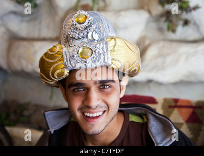 Happy Young Indian male adolescent dans une robe de turban avec big smil rayonnant et bonne série de dents d'en haut, la superficie horizontale Banque D'Images