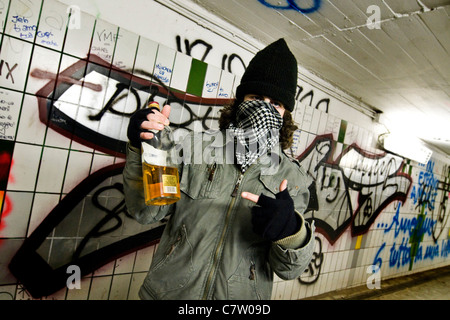 Teenage boy avec bouteille de whisky Banque D'Images