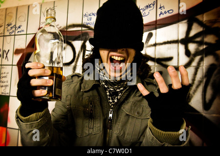 Teenage boy avec bouteille de whisky Banque D'Images