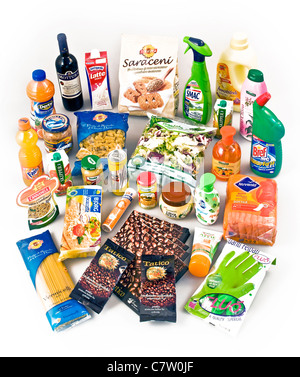 Un assortiment de nourriture, le nettoyage et les produits de beauté Banque D'Images