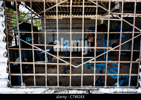 Un jeune homme cubain de train à une salle de sport dans le culturisme, alamar un complexe d'habitations dans l'est de la Havane, Cuba. Banque D'Images