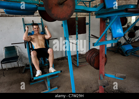 Un jeune homme cubain travaille à une salle de sport dans le culturisme, alamar un complexe d'habitations dans l'est de la Havane, Cuba. Banque D'Images