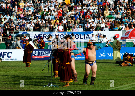 Lutteur mongol 'faire' danse Garuda, Lantern Festival, Stade National, Ulaanbaatar, Mongolie. © Kraig Lieb Banque D'Images