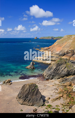 L'Enclume St Martins Haven Pembrokeshire Wales Nr Marloes en regardant vers l'île de Skomer Banque D'Images