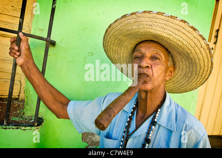 Cuba, Camaguey, man smoking cigar Banque D'Images