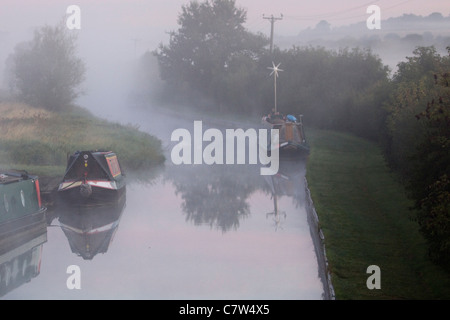 Bateaux amarrés étroit le long du canal navigable de l'Oxfordshire Banque D'Images