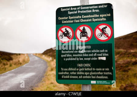 L'Irlande, Co Wicklow, Wicklow Gap, affiche interdisant aux véhicules à roues en conservation Banque D'Images