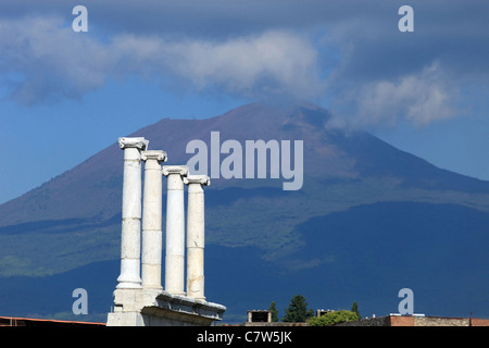 L'Italie, Campanie, Pompei, ruines romaines et le Vésuve en arrière-plan Banque D'Images