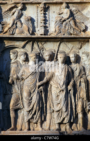 L'Italie, Campanie, Bénévent, Arco di Traiano détail Banque D'Images