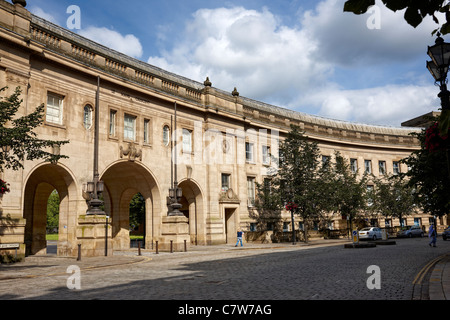 Le Mans Crescent, Bolton UK. Construit pendant les années 1930 et renommé dans les années 1970 en l'honneur de la ville de Bolton Banque D'Images