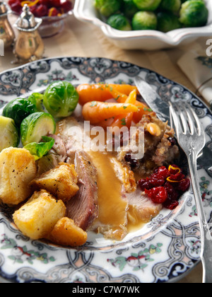 Tranches de rôti de dindon de la farce avec les choux de Bruxelles jeunes carottes pommes de terre et sauce le dîner de Noël Banque D'Images