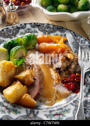 Tranches de rôti de dindon de la farce avec les choux de Bruxelles jeunes carottes pommes de terre et sauce le dîner de Noël Banque D'Images