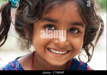 Jeunes pauvres caste inférieure Indian street girl smiling Banque D'Images