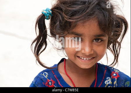 Jeunes pauvres caste inférieure Indian street girl smiling Banque D'Images