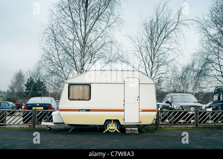 Caravane avec collier roue garé avec un pneu à plat Banque D'Images