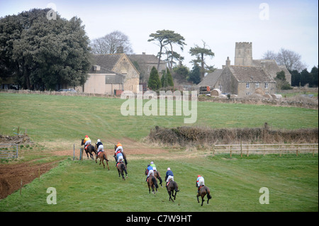 Chevaux de course sur le parcours au duc de Beaufort Chasse du Point-à-point, Gloucestershire UK Banque D'Images