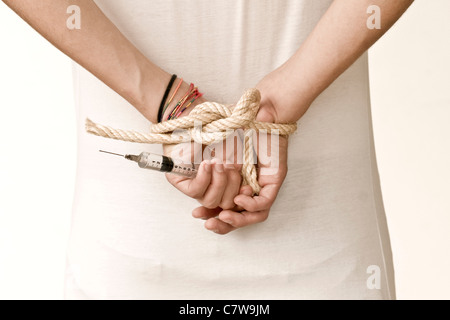 L'homme avec les mains liées avec holding syringe Banque D'Images