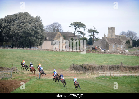 Chevaux de course sur le parcours au duc de Beaufort Chasse du Point-à-point, Gloucestershire UK Banque D'Images