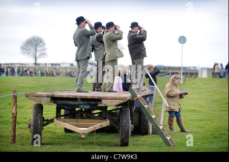 Les stewards suivent la course à partir d'une remorque de ferme au duc de Beaufort Chasse du Point-à-point, Gloucestershire UK Banque D'Images