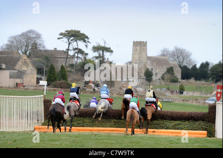 Le champ effacer la dernière au duc de Beaufort Chasse du Point-à-point 2009, Gloucestershire UK Banque D'Images